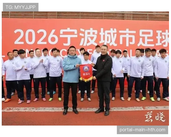 宁波大学梅山校区足球场承办城市联赛，看台助威声抵御寒风