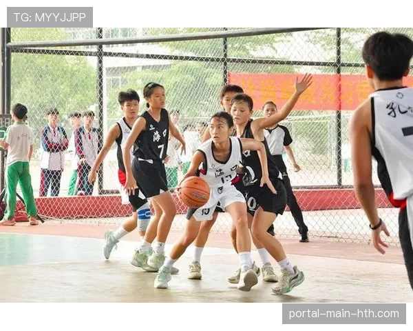 篮球训练营流行课程：针对青少年球员的“快速决策与转换进攻”训练