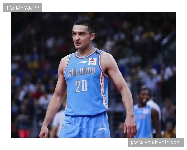 终场哨响,尼斯教练组围拢电脑,紧急复盘最后时刻一次失败的转换进攻 终场哨响,尼斯教练组围拢电脑,紧急复盘最后时刻一次失败的转换进攻